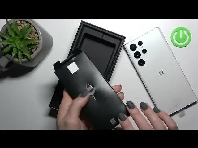 'Video thumbnail for Does the Samsung Galaxy S22 Ultra come with a protective silicon case?'