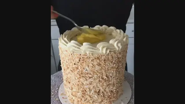 Video thumbnail for Gorgeous Cake Decoration