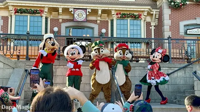Video thumbnail for FIRST DAY: Mickey and Friends in New Holiday Outfits - Holidays at Disneyland 2022
