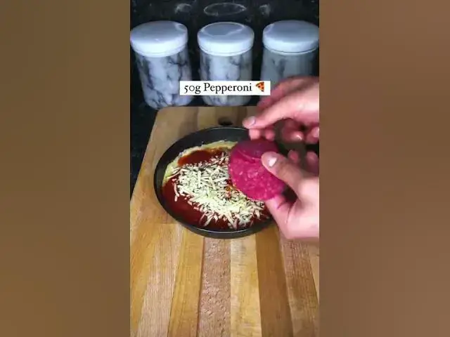 Video thumbnail for high protein pepperoni pizza 😍 🍕  #shorts