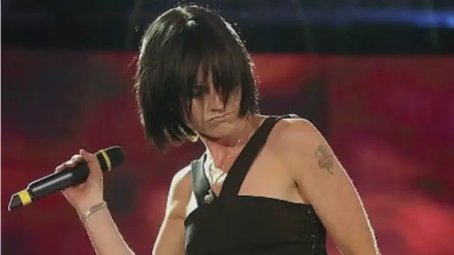 Video thumbnail for Cranberries Lead Singer Death