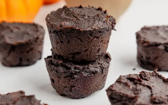 Video thumbnail for Healthy Pumpkin Brownie Bites