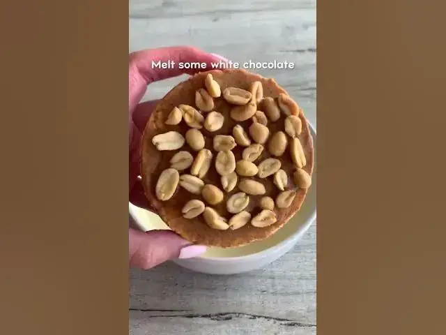 'Video thumbnail for White chocolate peanut rice cakes 😍 #shorts'