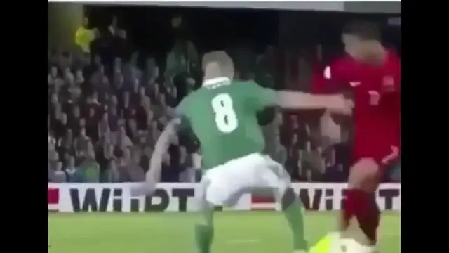 'Video thumbnail for رونالدو يكرر نفس مروغة رونالدينهو الرائعة ronaldo vs ronaldinho skills'