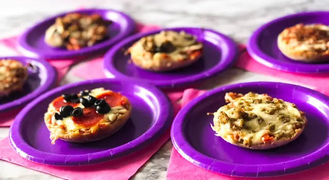 Video thumbnail for Family Pizza: English Muffin Pizza Recipe - Create Your Own Pizza Night!