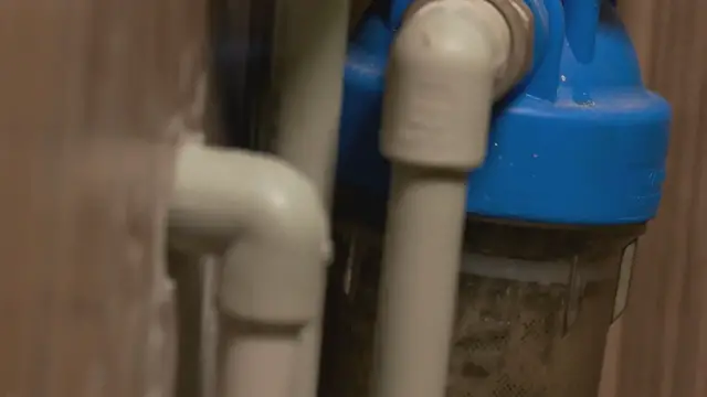 'Video thumbnail for Cómo arreglar el tanque de un inodoro que se llena lentamente: 5 soluciones simples'