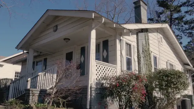 Video thumbnail for Jennifer Garner Gives a Tour Inside Her L.A. Home Despite Being 'Such a Private Person': ‘I’m So Proud of It’