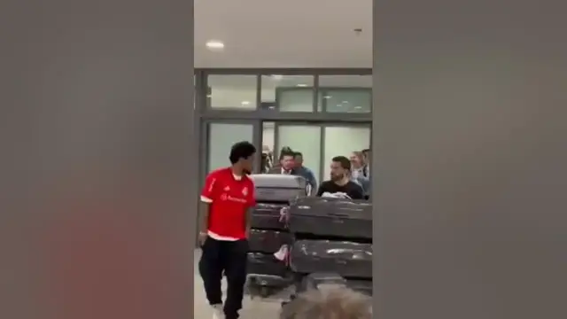 Video thumbnail for LUIZ ADRIANO DESEMBARCA NO SALGADO FILHO #vamointer #beirario #Gols