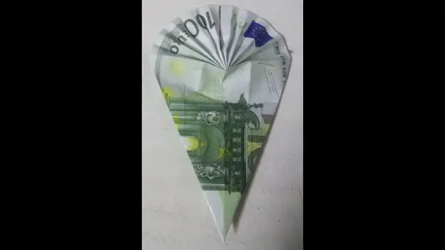 'Video thumbnail for Schultüte aus Geldschein falten: Schultüte aus Geld falten - Geldgeschenk für Schulkinder'