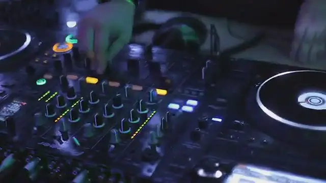 'Video thumbnail for DJ Waiting for The Next Drop and Doing his thing'
