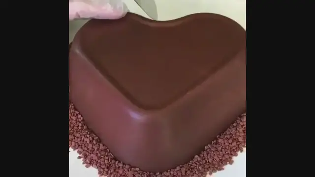 Video thumbnail for Heart Chocolate Bomb Cake