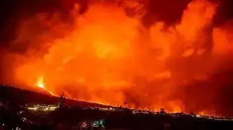 Video thumbnail for La Palma volcano eruption 5 Oct update: lava fountains, ash plume and lava flow