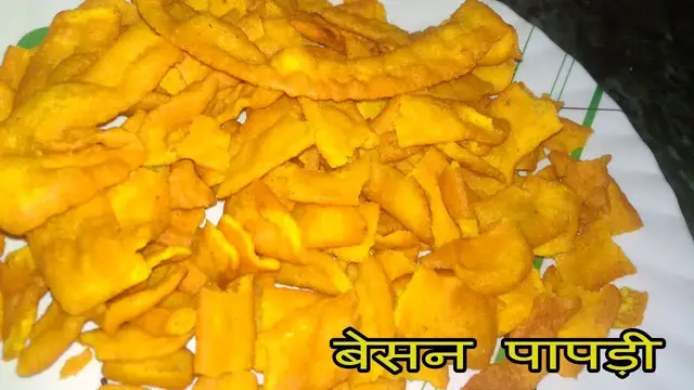 Video thumbnail for सिर्फ 5 मिनट में बनायें बाजार से अच्छी बेसन पापड़ी - Besan Papdi Namkeen Recipe