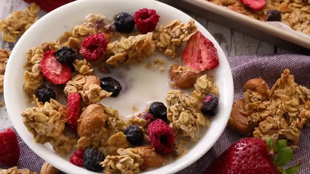 'Video thumbnail for EASY Healthy Mixed Berry Granola Clusters with Cashews (1080p_24fps_H264-128kbit_AAC)'