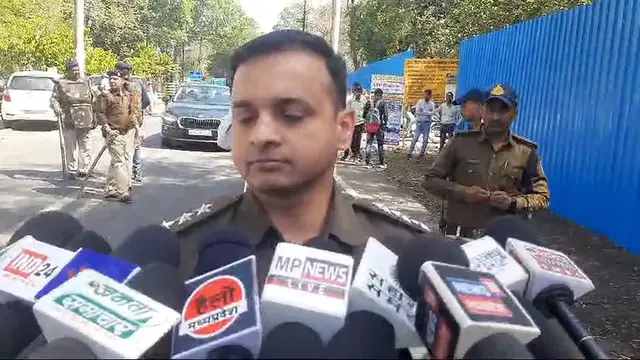 'Video thumbnail for NSUI workers protested and accused RDVV of corruption, clash with police, about 100 workers arrested'