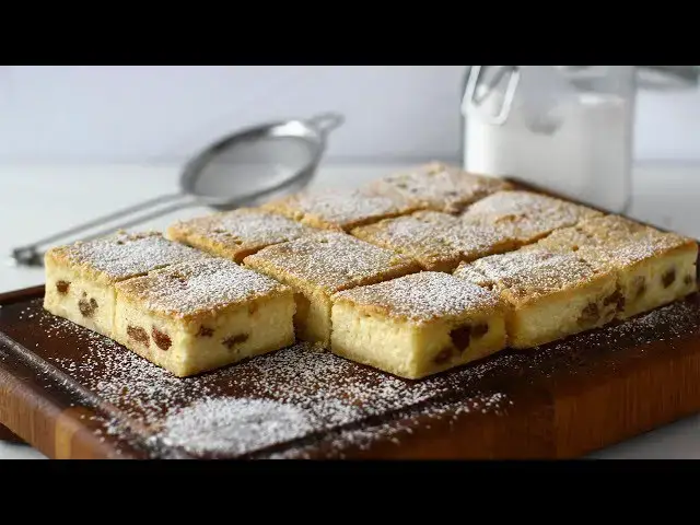 'Video thumbnail for Prăjitură simplă cu brânză dulce și stafide | Laura Laurentiu'
