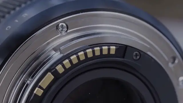 Video thumbnail for Zeiss Loxia 35mm F2 – A Masterpiece of Precision and Artistry