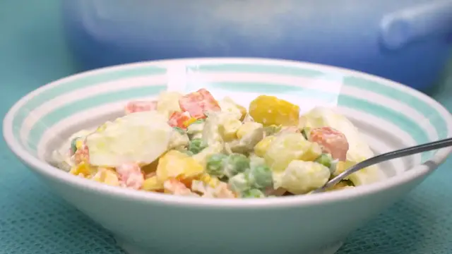 Video thumbnail for Salada de Maionese com Legumes e Ovos Cozidos