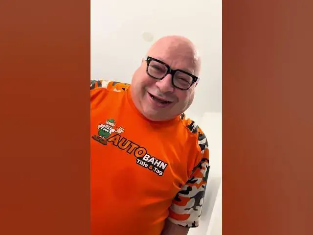 Video thumbnail for Karen complains about the outlets in Miami