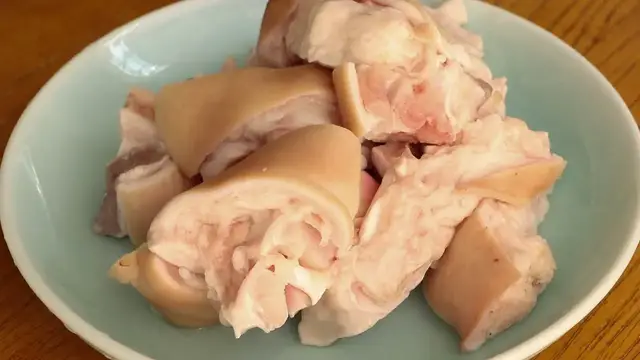 Video thumbnail for Chinese Pig Feet Soup Recipe With Peanut