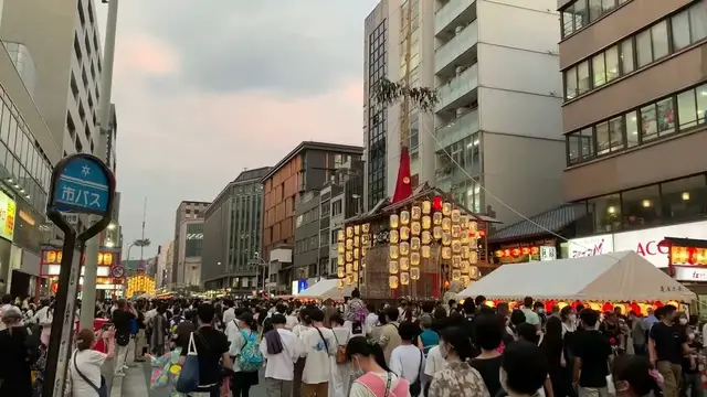'Video thumbnail for 祇園祭2022年7月15日宵々山：月鉾前の様子 / Gion Festival July 15, 2022 Yoizayama: Tsukihoko'