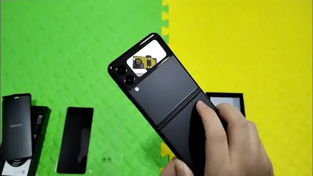 Video thumbnail for Samsung Z flip 3 5G unboxing and first look