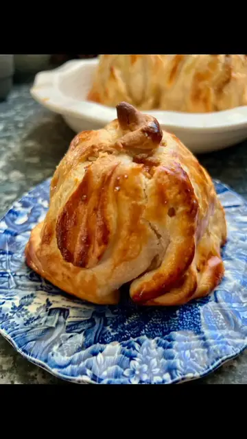 'Video thumbnail for Recette des Baked Apple Dumplings'