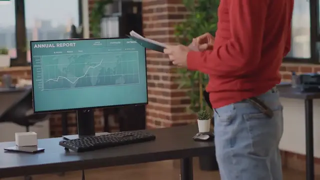 Video thumbnail for Day Trading vs. Swing Trading: Pros and Cons