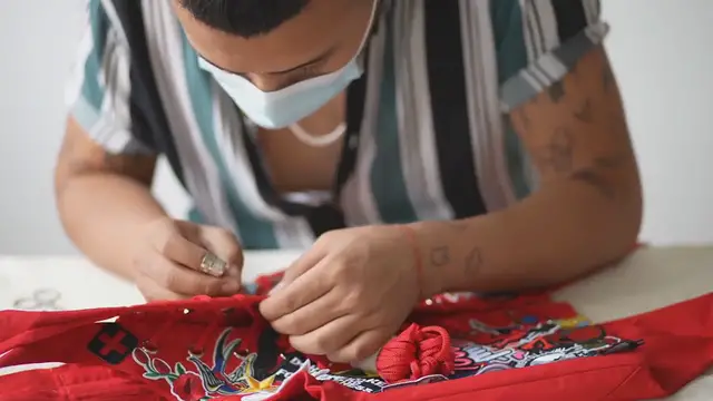 Video thumbnail for Omar Apollo Took It Upon Himself to Lose 20 Lbs. Before Filming Sex Scene with Daniel Craig: 'I Had to Get It Together'