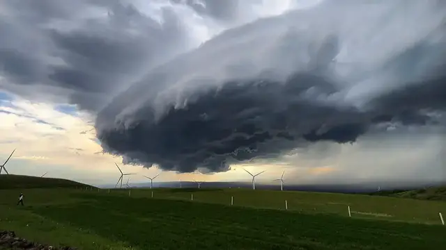 Video thumbnail for China: The giant claw cloud.