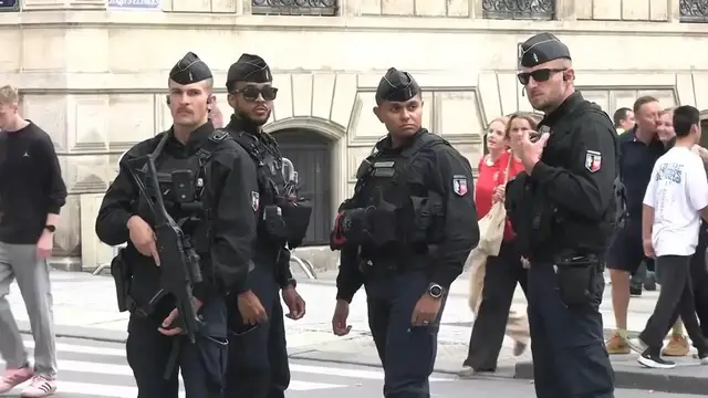 Video thumbnail for Security in place as the Tour de France concludes in Paris