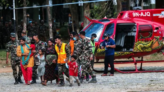 Video thumbnail for In Dhading, Nepal, families sift through mud for what remains