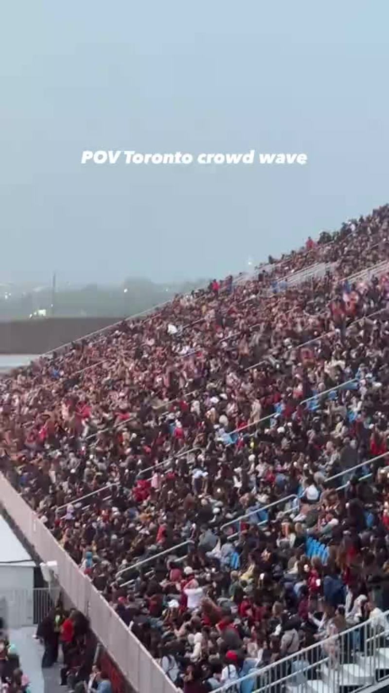 Video thumbnail for Massive Toronto Crowd Wave at Bruno Mars Stadium Concert