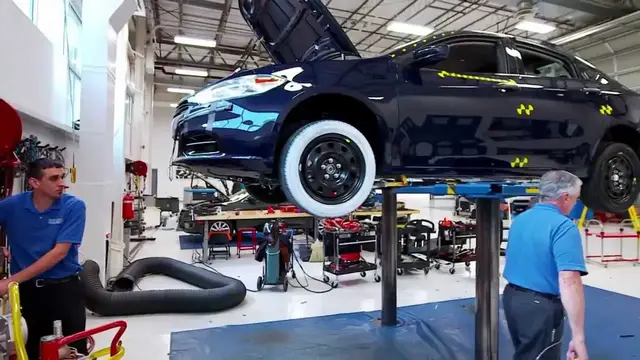 Video thumbnail for IIHS mostra os bastidores dos crash-tests