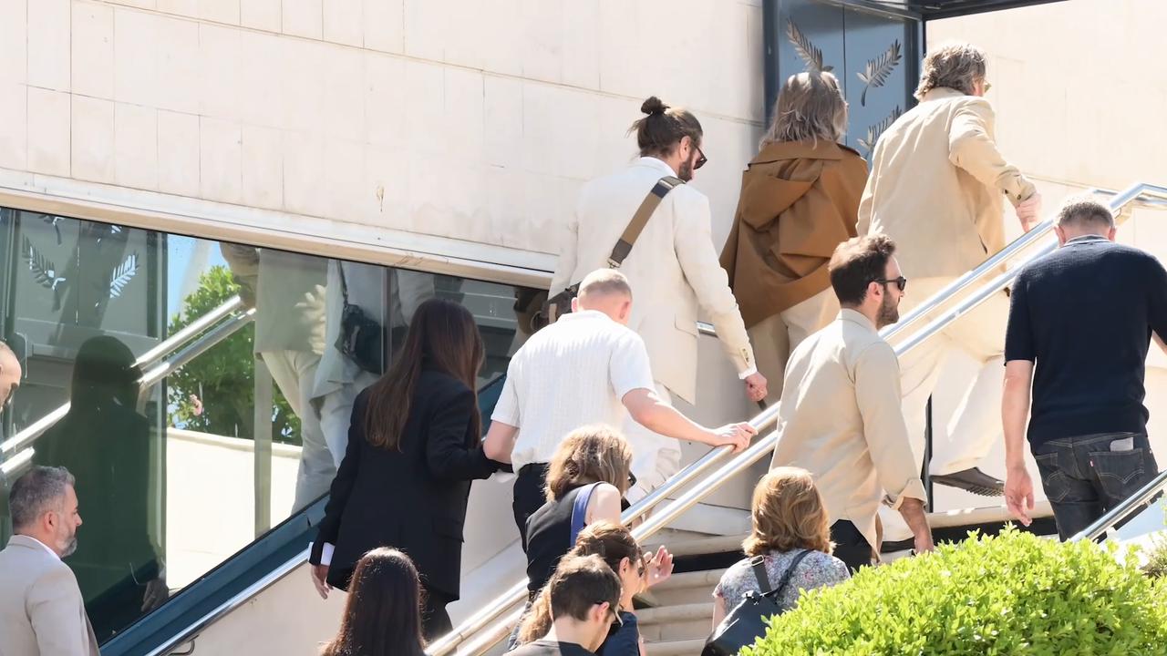 Video thumbnail for France: Cast of 'Histoires de la nuit' attends Cannes photoshoot.