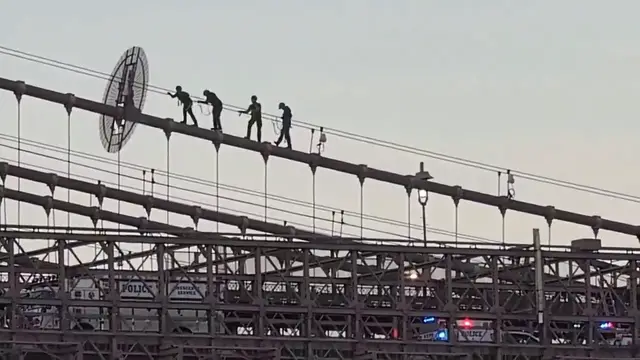 Video thumbnail for US: Woman Rescued After Scaling Brooklyn Bridge 3.