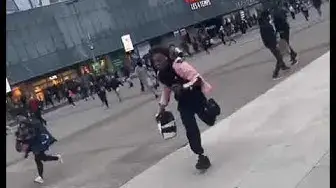 'Video thumbnail for Man jumped to his death inside Les quatre temps in La Défense cause loud noise that triggered panic'