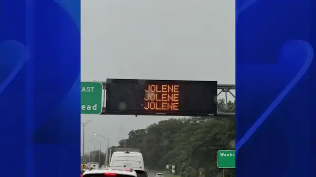Video thumbnail for Long Island Expressway signs pay tribute to Dolly Parton