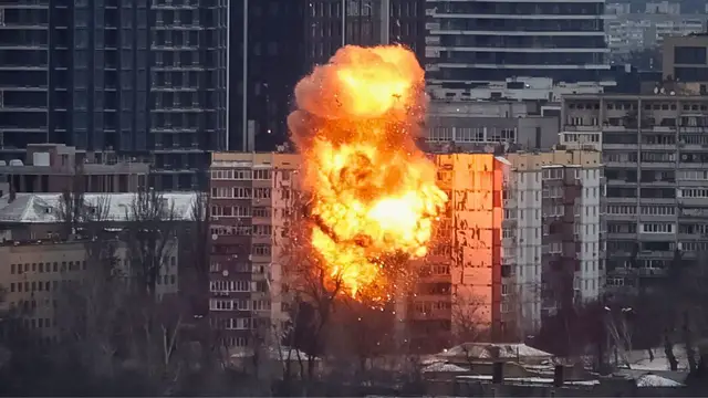 Video thumbnail for Russia launches major strikes on Ukraine's Kyiv ahead of Trump-Zelenskyy talks
