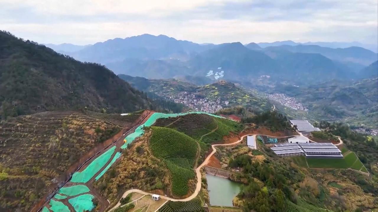 Video thumbnail for China: China ramps up oil, gas pipeline construction to secure energy supply.
