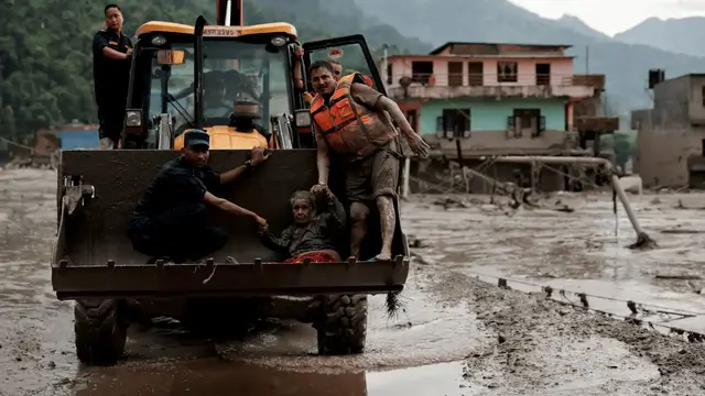 Video thumbnail for Nepal floods: rescue window closes as thousands remain missing