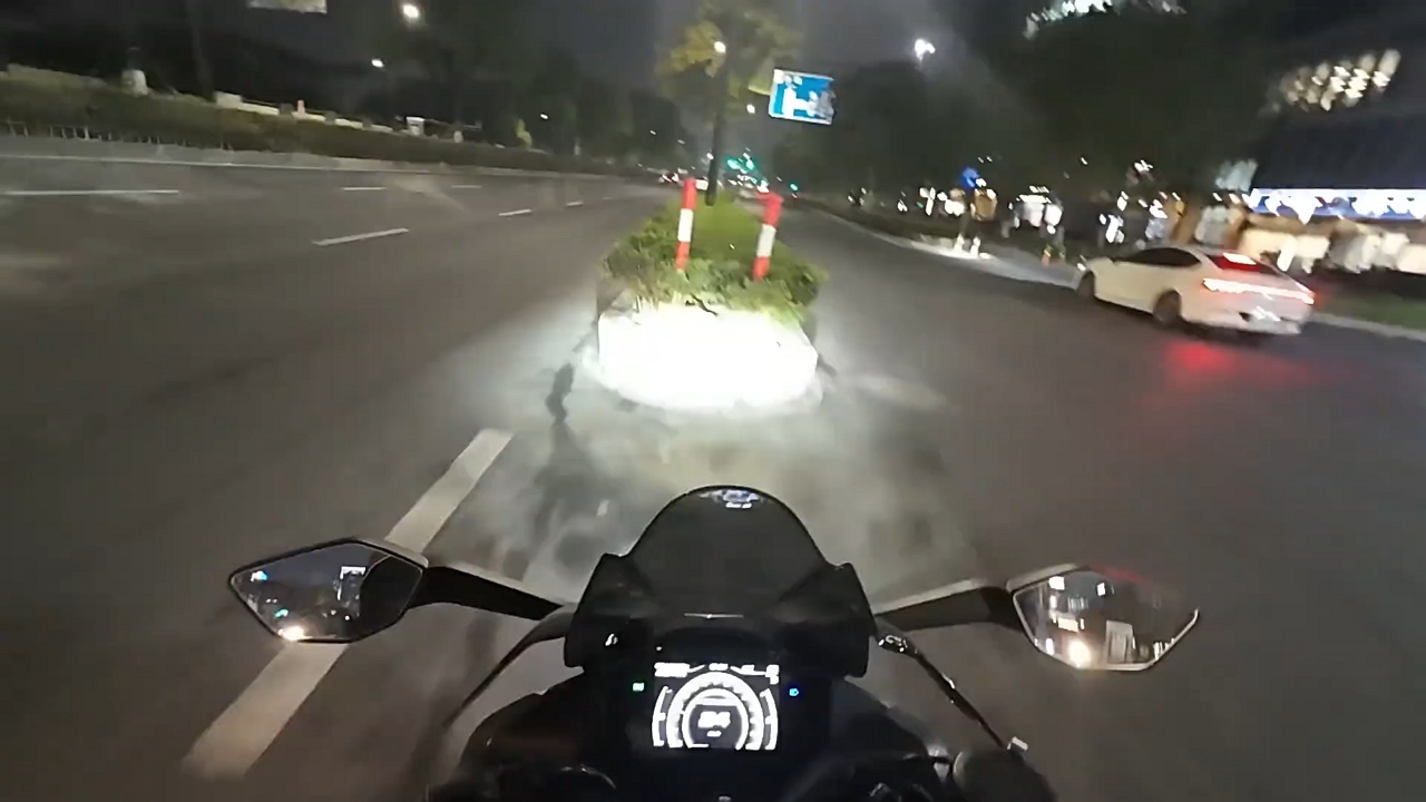 Video thumbnail for Motorbike Crashes Into Highway Median in Zhejiang
