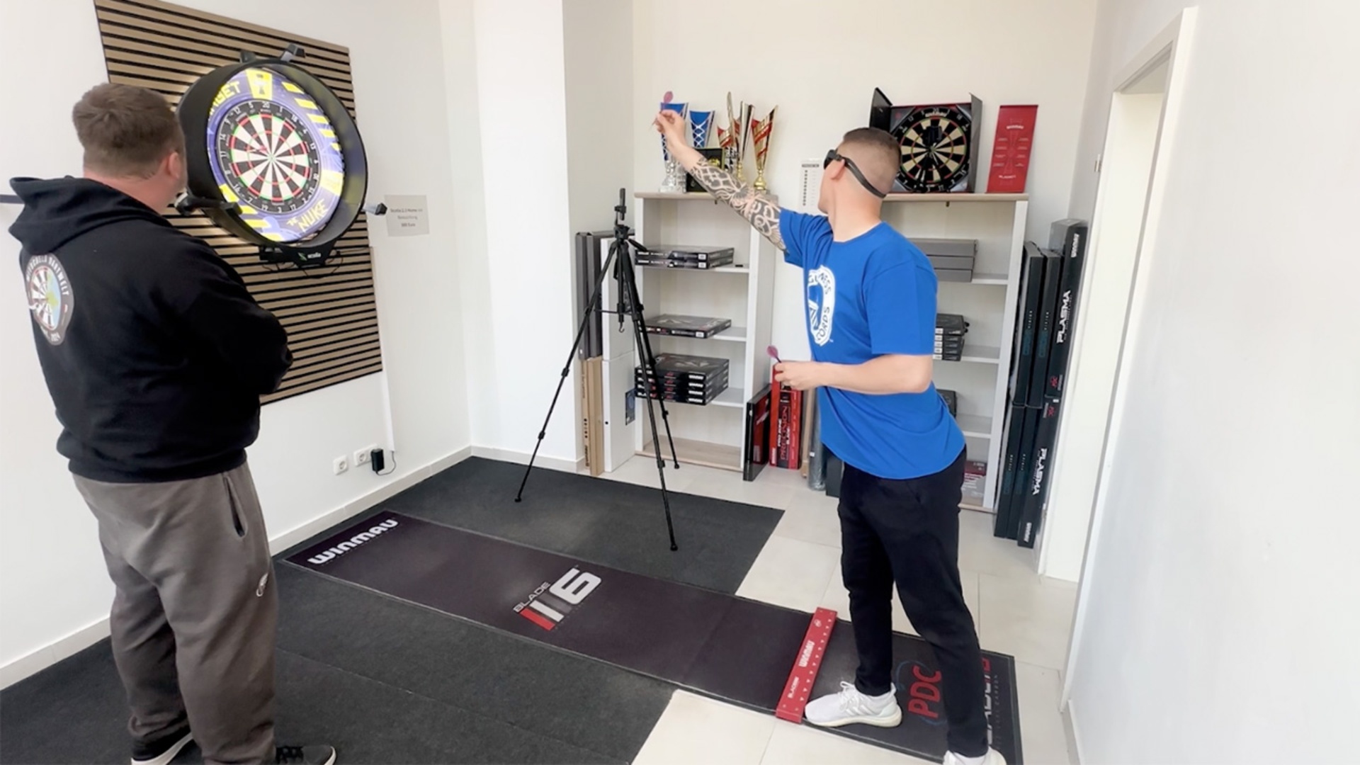 Video thumbnail for Least darts to score 501 while blindfolded (male) - 59 by Andre Ortolf