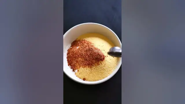 Video thumbnail for Le poboy de la Nouvelle-Orléans aux crevettes panées avec une sauce rémoulade américaine