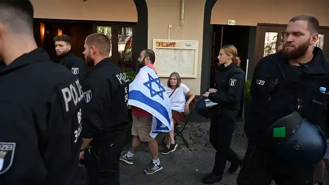 Video thumbnail for Germany: Pro-Palestinian protesters march through Berlin.