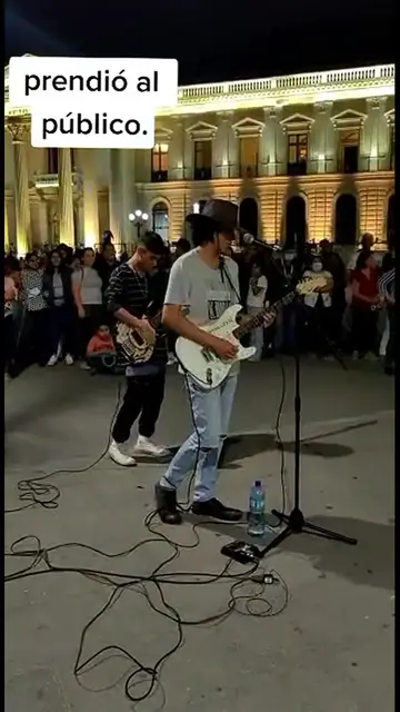 Video thumbnail for Joven salvadoreño canta éxitos de Hombres G “Devuélveme a mi chica” en el Centro Histórico y enciende la noche