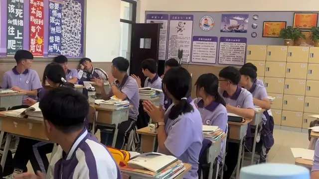 Video thumbnail for Sleepy Student Joins Class Applause in Inner Mongolia