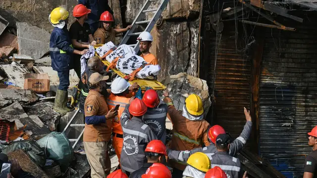 Video thumbnail for Pakistan's Karachi mall fire death toll rises to at least 26 and dozens still missing