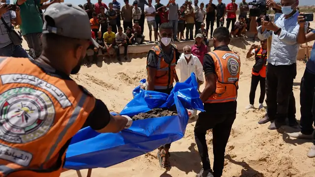 Video thumbnail for Gaza tries to bury its dead: Some bodies in makeshift graves moved to cemeteries