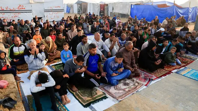 Video thumbnail for Eid prayers in the rubble: People in Gaza stripped of joy due to war and hunger